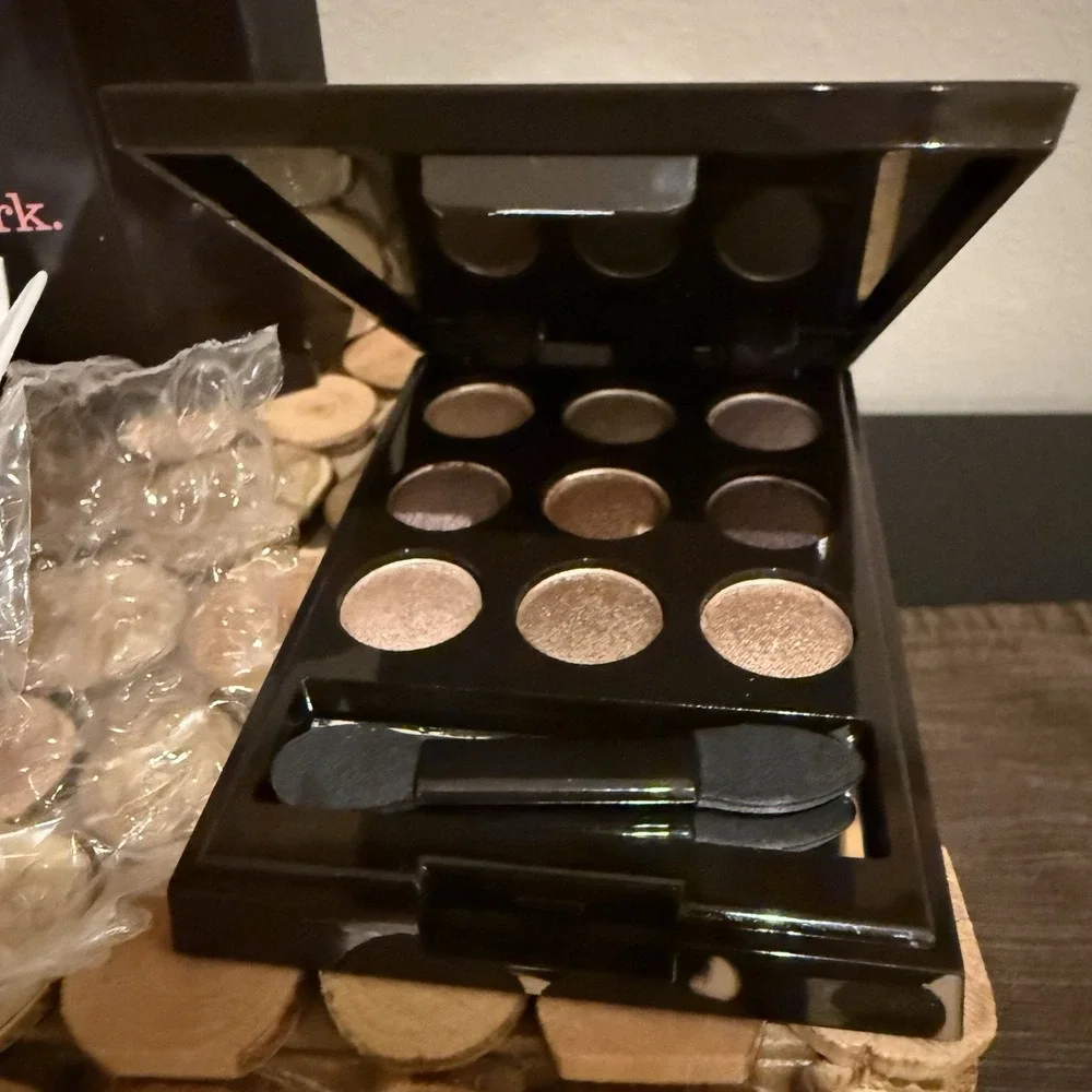 AVON Mark On the Dot Eye Color Compact 9 Eye Shadows Neutrals SHIMMERY New In Bx